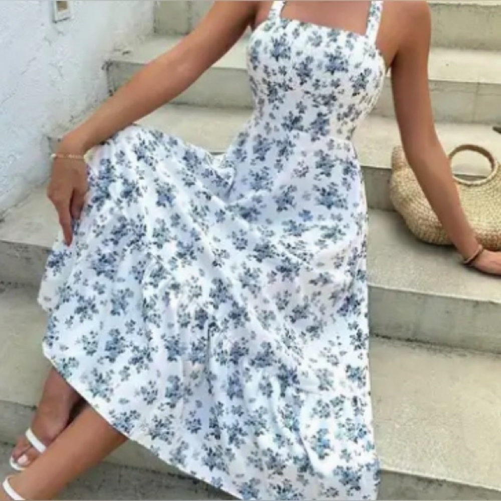 NWOT Ladies Sz S Flowing Floral Print Dress